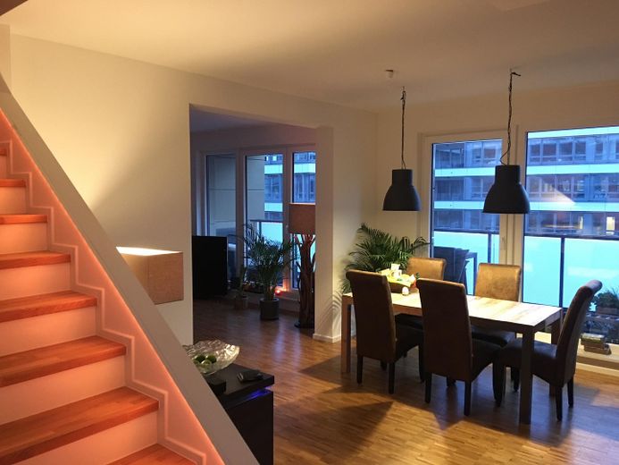 Helle, moderne City Maisonette Wohnung am Kanal – Wohnzimmer 