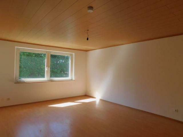 4-Zimmer-Eigentumswohnung 84m² mit Balkon &amp; Fernblick - sofort bezugsfrei in Idar-Oberstein – SB11 Wohnzimmer