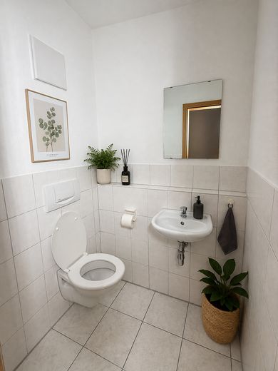 Appartamento di 3,5 locali. Piano terra, terrazza, posto auto + garage interrato. Privo di barriere, senza provvigione, da privato, senza agenzia – Gästetoilette (mit KI möbliert