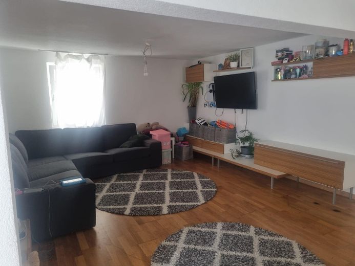 Großzügiges Einfamilienhaus über mehrere Ebenen – Wohnzimmer