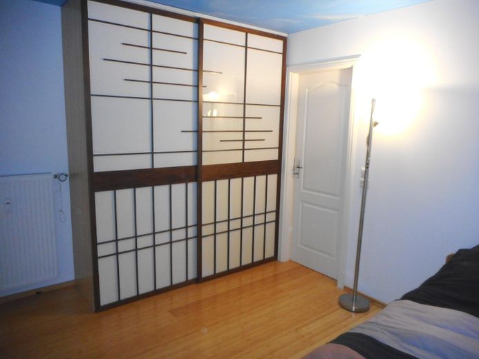 Helle voll möblierte Maisonette-Wohnung auf 2 Ebenen in ruhiger Lage in Hamburg-Eidelstedt – Einbauschrank im Schlafzimmer