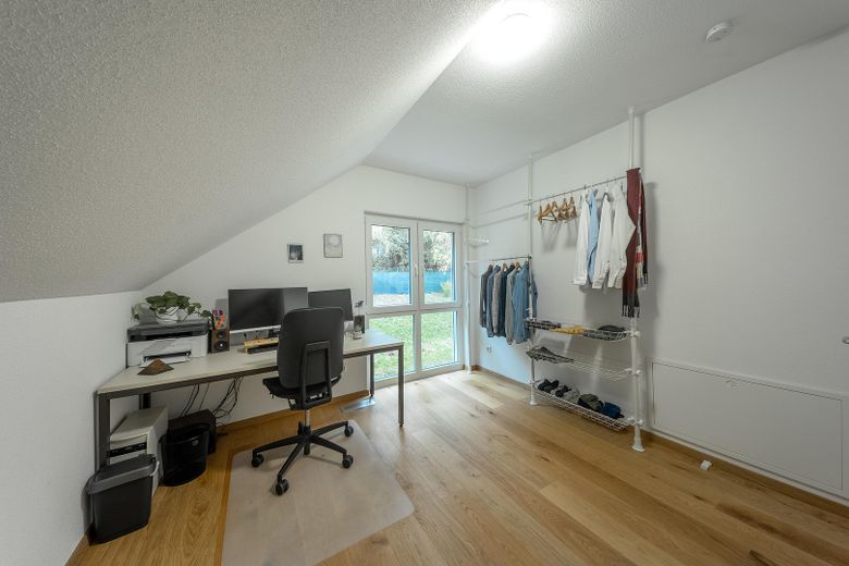 Neuwertiges KfW-55-Einfamilienhaus mit Wintergarten, Weitblick und großem Garten – provisionsfrei – Arbeitszimmer 1 OG