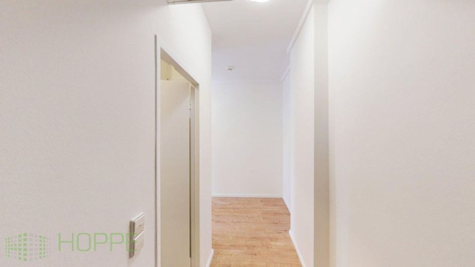Mitte - Sofortbezug: Wohnung mit riesiger Sonnenterrasse in Gesundbrunnen (KEINE Käuferprovision) – Flur 1