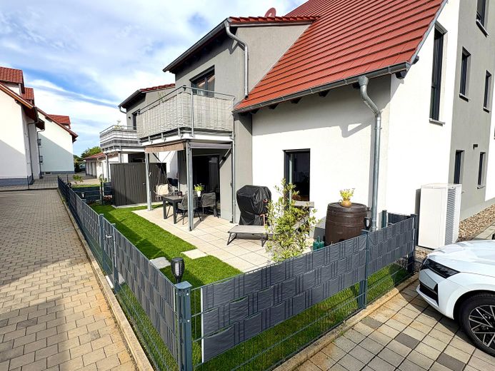 Garten mit großer Terrasse