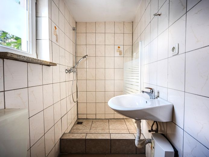 Two residential units, one special home – approx. 160 m² with a large terrace – EG_2_Badezimmer