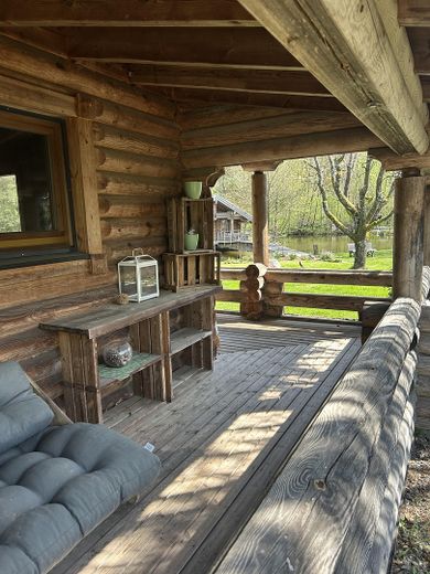 Exklusives Holzblockhaus mit Gästehaus und 8.000qm Grundstück – Umlaufende Veranda