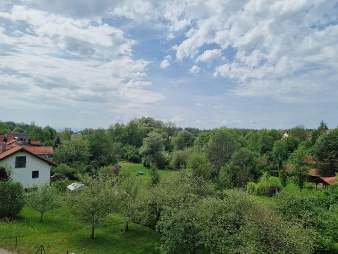 Перше заселення — простора, надзвичайно красива 3-кімнатна мансардна квартира з балконом і лоджією в Графінгу з омріяним краєвидом – Großen Loggia mit Bergblick