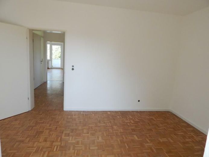 Frisch renovierte 3-Zimmer-Wohnung mit Balkon, Loggia &amp; saniertem Bad im gepflegten Zweifamilienhaus – Allzweckzimmer Bild 1