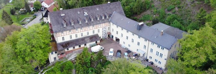 Grande proprietà con tre edifici in posizione privilegiata su un terreno boschivo di 33.600 m²
