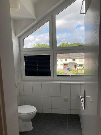 Top Lage! Helle 2,5-Zimmer-Wohnung mit Fußbodenheizung + Stellplatz in Holzwickede – Badezimmer