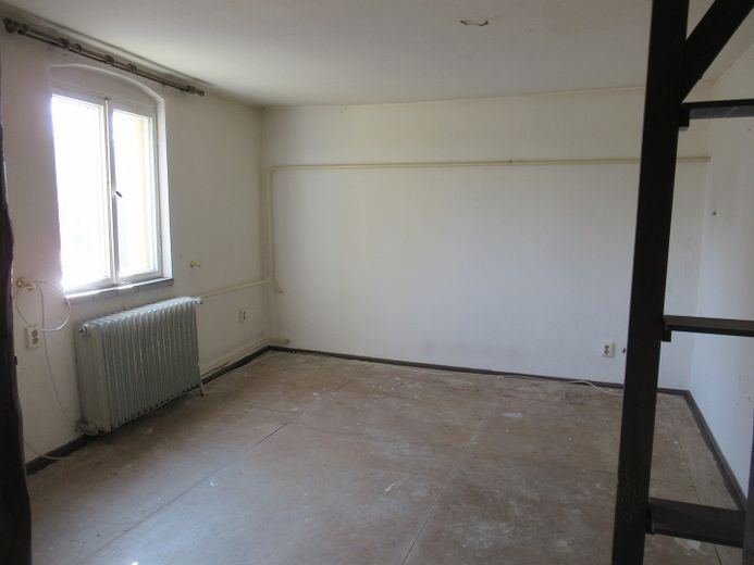 2 Häuser auf einem Grundstück Zentrum EFH Gewerbe 5 Garagen Halle privat – DG Vorderhaus