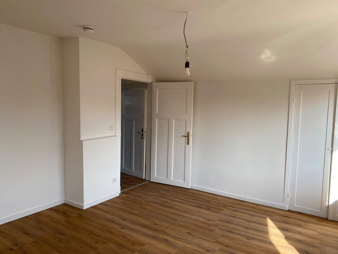 Zweifamilienhaus mit 3 Garagen – Wohnzimmer DG