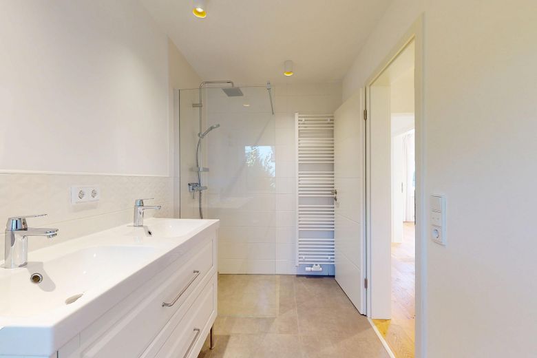 Badezimmer mit Regendusche