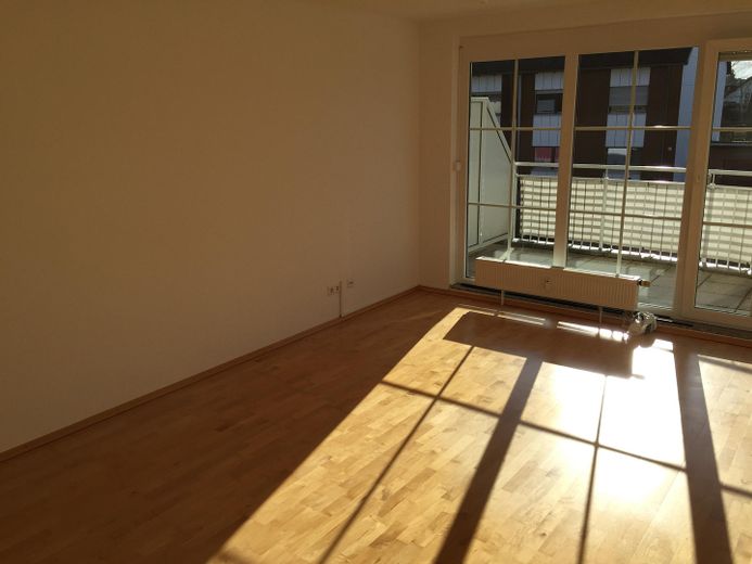Moderne 3-Zimmer Wohnung mit Balkon, EBK und Garage – Wohnen