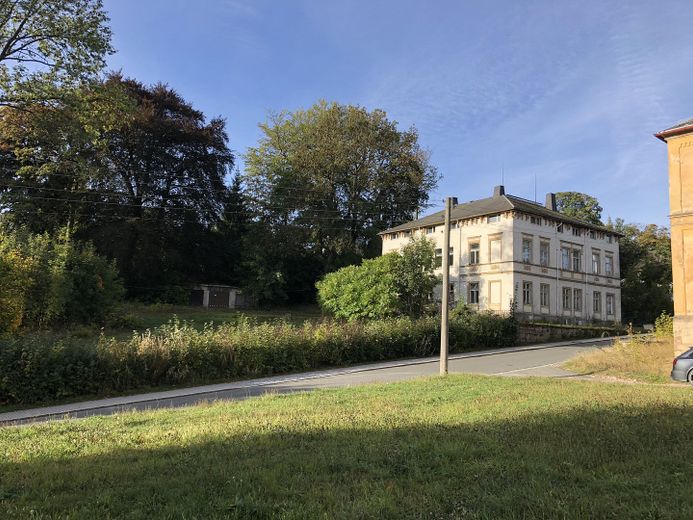 Villa mit Grundstück