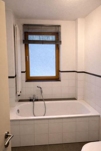 barrierefreie Wohnung mit eigenem Garten von privat, Preis VB – Bad mit Wanne und Dusche