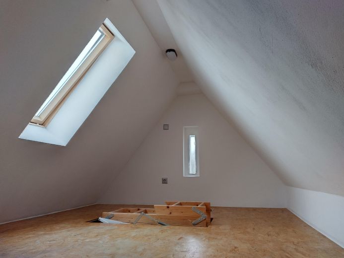 freistehendes Einfamilienhaus mit Einliegerwohnung, saniert und voll möbliert – Spitzboden im DG EFH