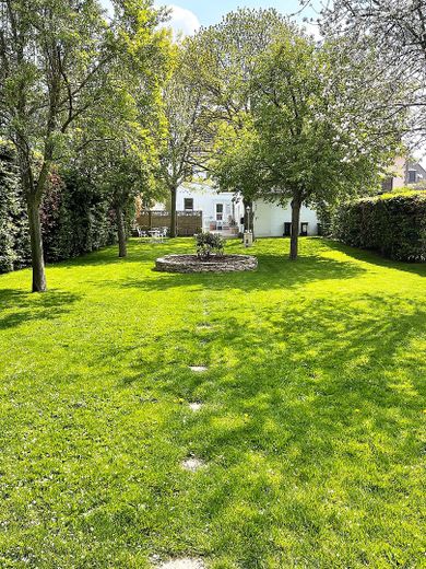 Wohnen und Arbeiten: Stilvolles Mehrfamilien- und Geschäftshaus mit großem Garten. – Garten