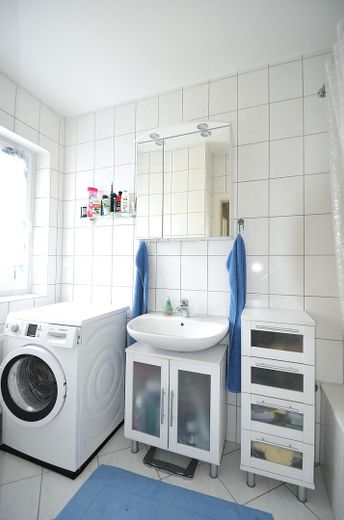 ****TOP 3,5-4 Zimmerwohnung, großer Balkon, in Ansbach, ruhige zentrale Lage – Badezimmer mit Fenster
