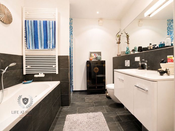 Seltene Chance im Historischen Zentrum, Terrassenwohnung mit Tiefgarage – Bad mit Dusche