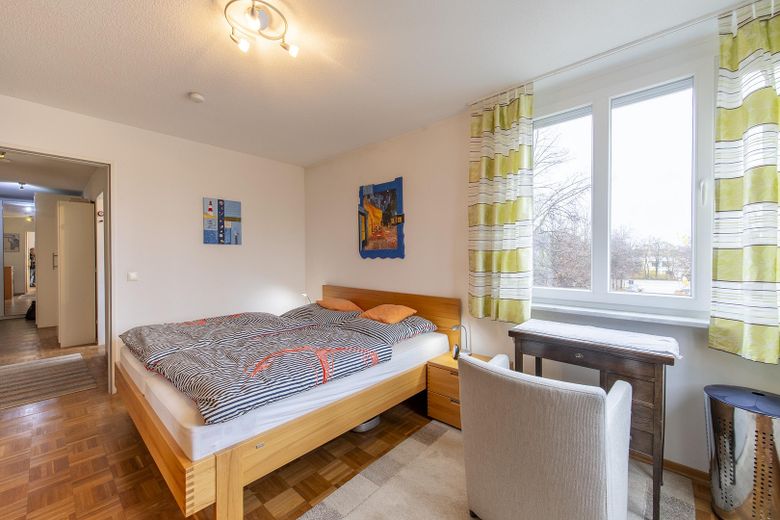 Schöne, helle 2-Zimmer-Wohnung mit Tageslichtbad und Balkon sowie Tiefgarage – Schlafzimmer