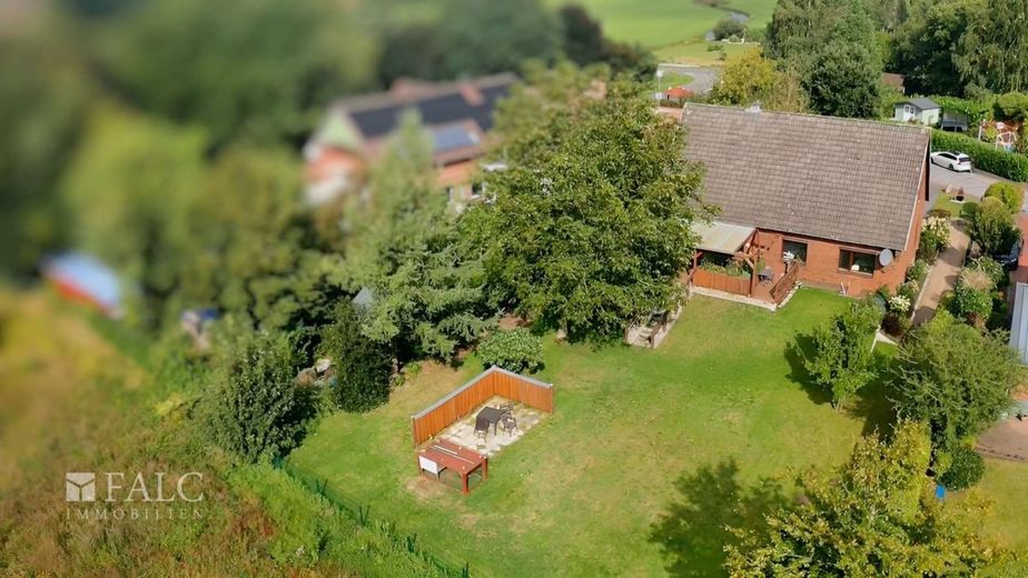 ***Großzügiges Einfamilienhaus mit viel Platz und Gartenidylle in ruhiger Lage*** – Luftbild_Haus_Grundstück