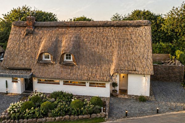 NEUER PREIS: Reetdachhaus mit 3 FeWos in SPO–sofort nutzbares Invest, bis zu 90.000 € Einnahme