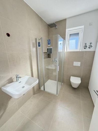 Erstbezug – Möblierte 2-Zimmer-Neubauwohnung im KfW-55-Effizienzhaus Metzingen – Original Bild  Bad/Dusche
