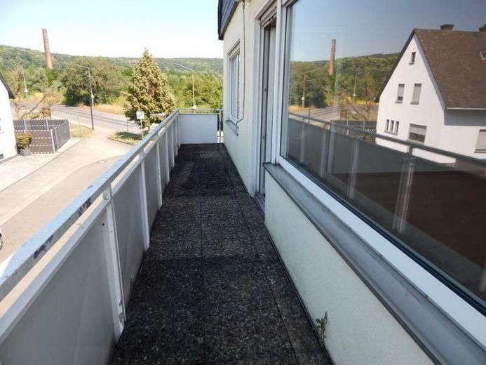 Frisch renovierte 3-Zimmer-Wohnung mit Balkon, Loggia &amp; saniertem Bad im gepflegten Zweifamilienhaus – Wohnzimmer Balkon Bild 1