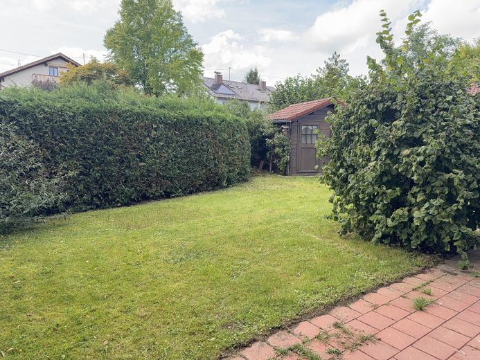 Casa pareada ideal para familias, sin comisión y de particular – Garten mit Geräteschuppen