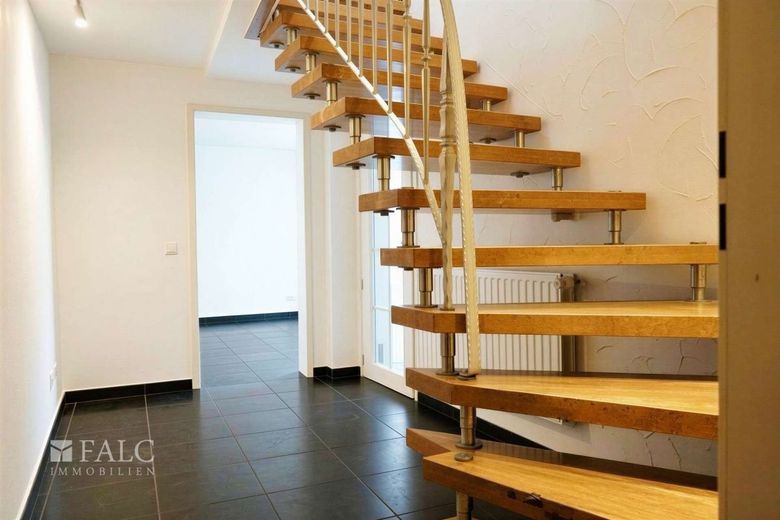 Exklusives Renditeobjekt mit zwei Wohnhäusern – Treppenhaus EG - (KI generiert)