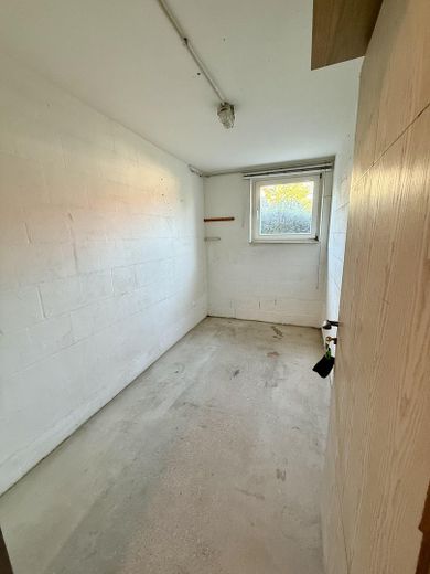Yüksek kaliteli yenilenmiş 3 odalı çatı katı dairesi - Balkon ve Wilkau-Haßlau, Zwickau şehir sınırında sakin konum – Kellerabteil zur Wohnung