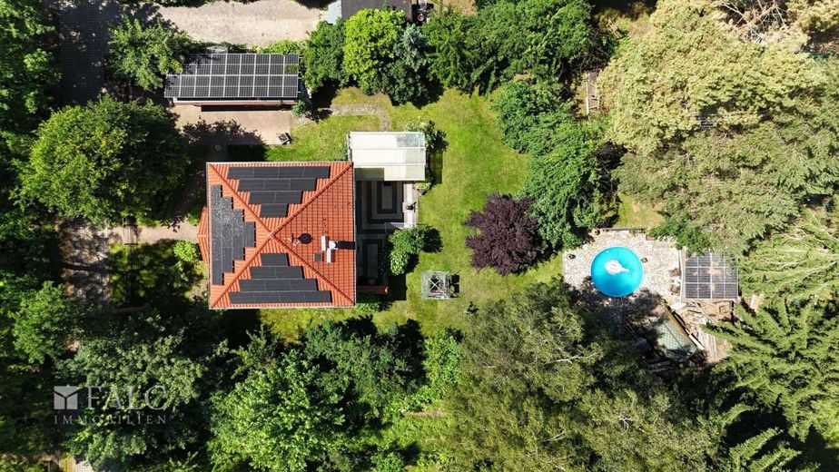 Großzügige Stadtvilla mit Pool und pflegeleichtem Parkgrundstück – Vogelperspektive
