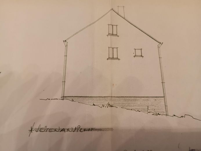 Edificio residencial con 4 unidades de vivienda, amplia parcela ajardinada y de patio, así como edificio comercial independiente – Seitenansicht