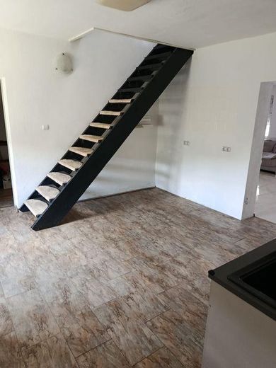Massive Doppelhaushälfte in 15562 PROVISIONSFREI – Küche mit Treppe nach oben