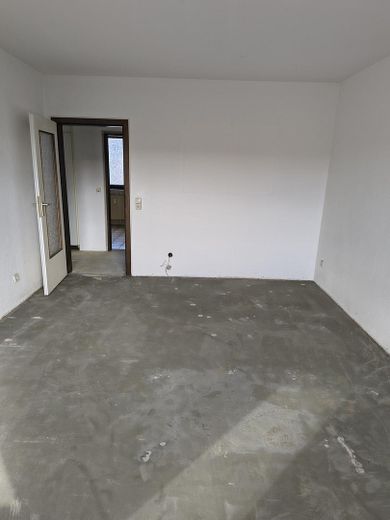 Appartement en copropriété solide de 2 pièces avec loggia et vue imprenable dans un emplacement calme – Wohnzimmer