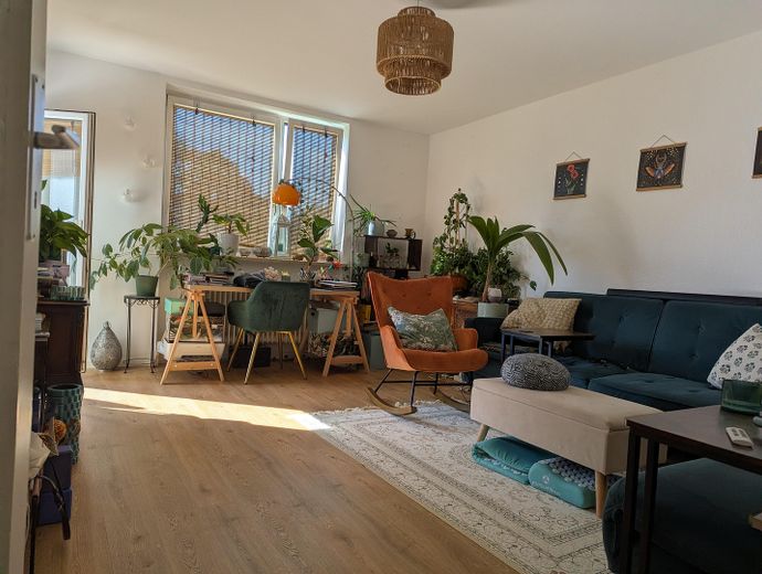 | Solide Rendite Nahe MIRA | Intelligenter 4-Zimmer-Schnitt mit Sonnenausrichtung | – Wohnzimmer