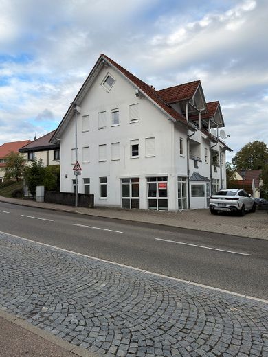 Wysokiej jakości zmodernizowane, bez barier – mieszkanie 2-pokojowe z dużym tarasem – Straßenansicht des Gebäudes