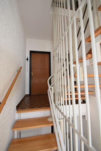 Provisionsfrei! Zweifamilienhaus, großer Sonnengarten – Treppenhaus mit Eingang EG
