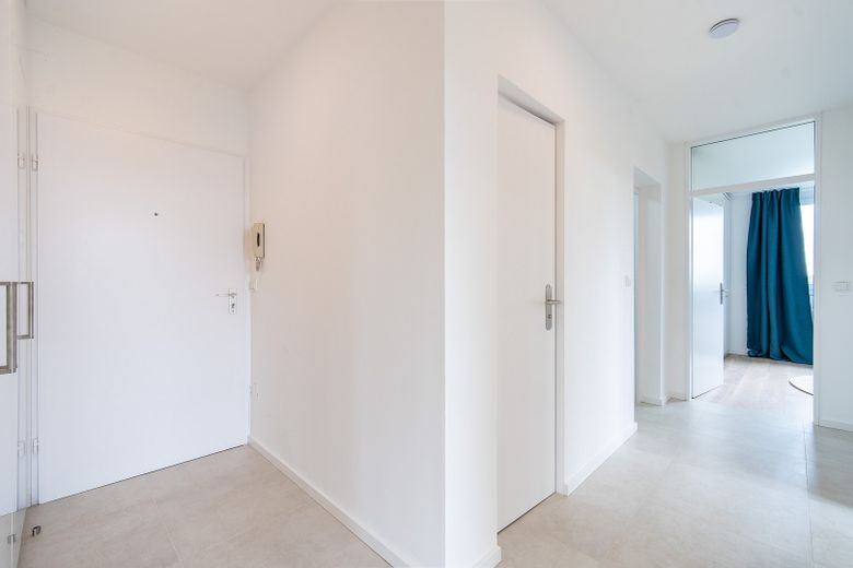 Moderno appartamento ammobiliato di 3 locali con balcone esposto a ovest - spese accessorie incluse – Flur Richtung Bad