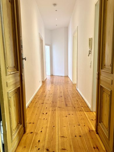 Provisionsfrei: 89m² Altbau am Helmholzplatz, Balkon, bezugsfrei – Eingang zur Wohnung 