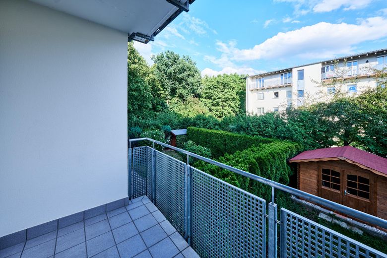 Helle 3 Zimmer am Waldstreifen — Balkon, TG-Stellplatz, bezugsfrei & provisionsfrei – Südost-Balkon ins Grüne