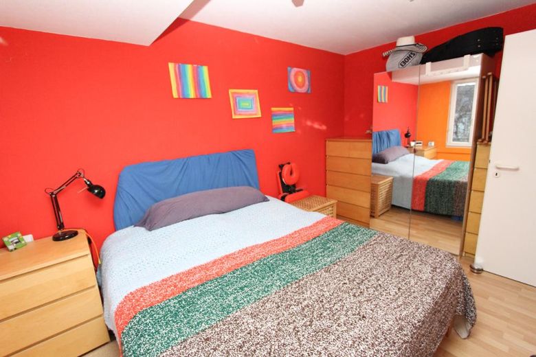 2 odalı Pankow dairesi; balkon, bahçe, bisiklet bodrumu, bodrum deposu (yeraltı otoparkı) – Schlafzimmer