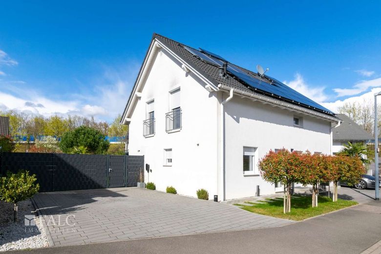 Modernes Familienglück mit großem Garten, Wintergarten &amp; Ausbaupotenzial – Außenansicht