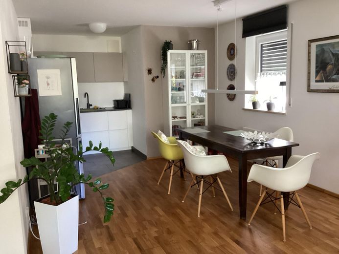 Słoneczne mieszkanie 2-pokojowe z ogrodem i garażem – Essen und Kochen