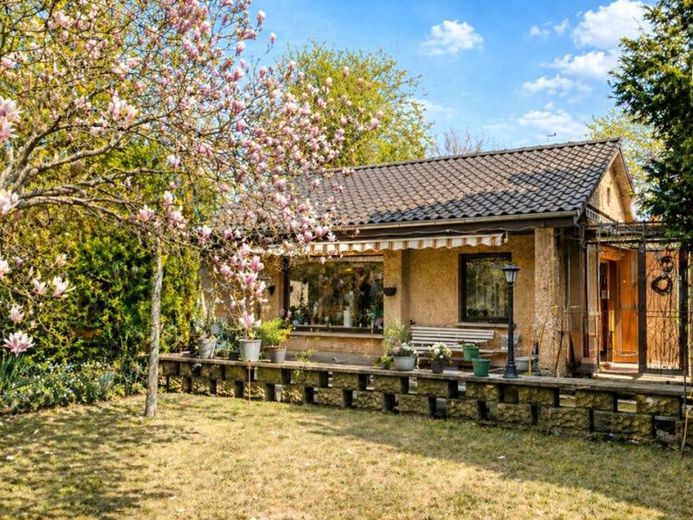 Bungalow in Berlin-Karow mit Keller, Garage, 1.006 m² Grundstück im Angebotsverfahren – फोटो 1