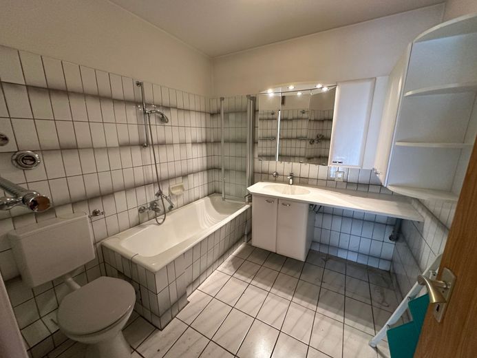 Großzügig - Attraktiv - Balkon - viel Platz - tolles miteinander ! – Großes Bad