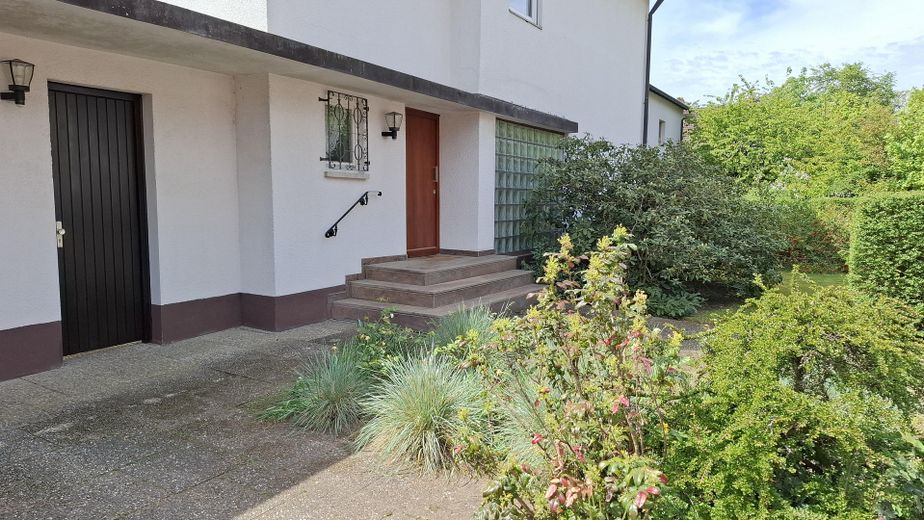 Ampia casa di architetto con giardino da sogno in posizione centrale, da privato – Eingangsbereich