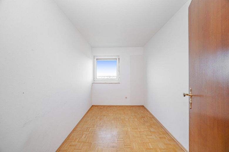 Bezugsfreie 3-Zimmer-Wohnung im 13. Obergeschoss mit zwei Balkonen und Alpenblick – Foto 9