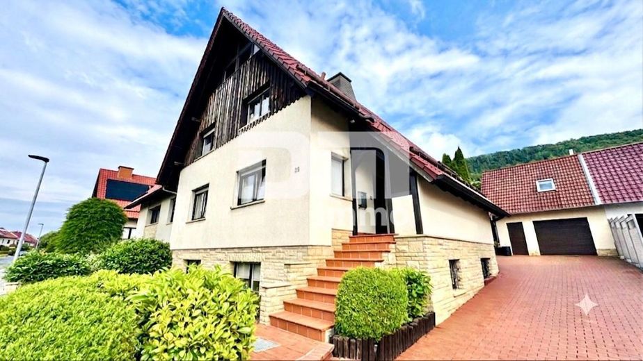 Hochwertiges 1-2 Familienhaus mit Nebengebäude in begehrter Lage mit vielen Extras – Frontansicht Einfahrt